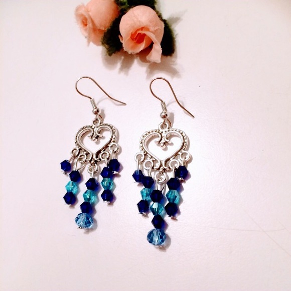 Blue crystal Beaded dangle  heart earrings new - Picture 1 of 1